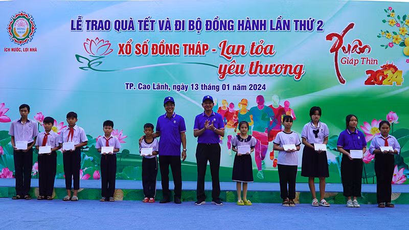 Bí thư Đảng ủy khối các cơ quan tỉnh Đồng Tháp Nguyễn Ngọc Thương và Chủ tịch Công ty TNHH MTV Xổ số kiến thiết Đồng Tháp Lưu Hoàng Tân trao quà Tết cho trẻ em mồ côi. (Ảnh: HỮU NGHĨA) Bí thư Đảng ủy khối các cơ quan tỉnh Đồng Tháp Nguyễn Ngọc Thương và Chủ tịch Công ty TNHH MTV Xổ số kiến thiết Đồng Tháp Lưu Hoàng Tân trao quà Tết cho trẻ em mồ côi. (Ảnh: HỮU NGHĨA)