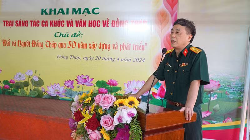 Đại tá, nhà văn Nguyễn Bình Phương, Phó Chủ tịch Hội Nhà văn Việt Nam, Tổng Biên tập Tạp chí Văn nghệ Quân đội phát biểu. (Ảnh: HỮU NGHĨA) Đại tá, nhà văn Nguyễn Bình Phương, Phó Chủ tịch Hội Nhà văn Việt Nam, Tổng Biên tập Tạp chí Văn nghệ Quân đội phát biểu. (Ảnh: HỮU NGHĨA)