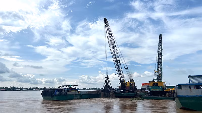 Khai thác cát san lấp tại xã Tân Thuận Tây, thành phố Cao Lãnh vào chiều 6/10/2024 (Ảnh: HỮU NGHĨA)