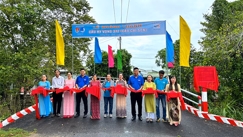 Nghi thức khánh thành cầu Hy Vọng số 372 (cầu Cái Sơn) tại huyện Lai Vung, tỉnh Đồng Tháp.