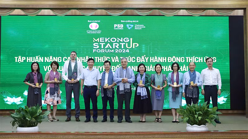 Lãnh đạo tỉnh Đồng Tháp và các đại biểu tại buổi tập huấn nâng cao nhận thức và thúc đẩy hành động thích ứng với xu hướng chuyển đổi xanh, giảm phát thải. (Ảnh: CTTĐT Đồng Tháp)