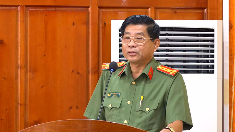 Đại tá Nguyễn Văn Hiểu, Giám đốc Công an tỉnh Đồng Tháp phát biểu tại buổi lễ. (Ảnh: Công an cung cấp) Đại tá Nguyễn Văn Hiểu, Giám đốc Công an tỉnh Đồng Tháp phát biểu tại buổi lễ. (Ảnh: Công an cung cấp)