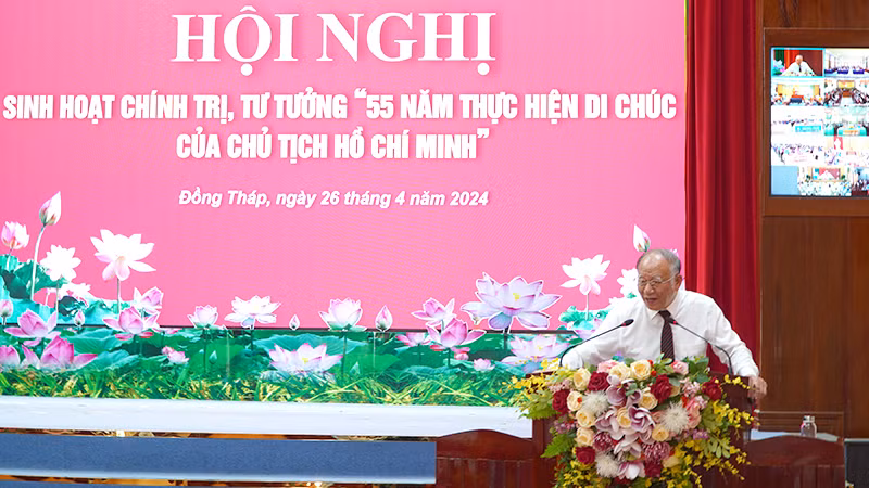 Giáo sư, Tiến sĩ Hoàng Chí Bảo báo cáo nội dung chuyên đề. (Ảnh: HỮU NGHĨA)
