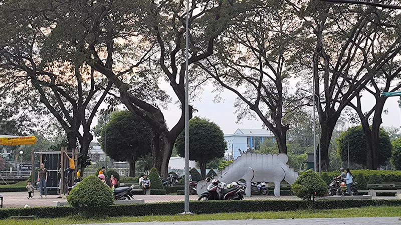 Việc tháo dỡ các tiểu cảnh hoàn tất, các cháu thiếu nhi đã được trả lại không gian vui chơi tại công viên. (Ảnh chụp lúc 18 giờ) Việc tháo dỡ các tiểu cảnh hoàn tất, các cháu thiếu nhi đã được trả lại không gian vui chơi tại công viên. (Ảnh chụp lúc 18 giờ)