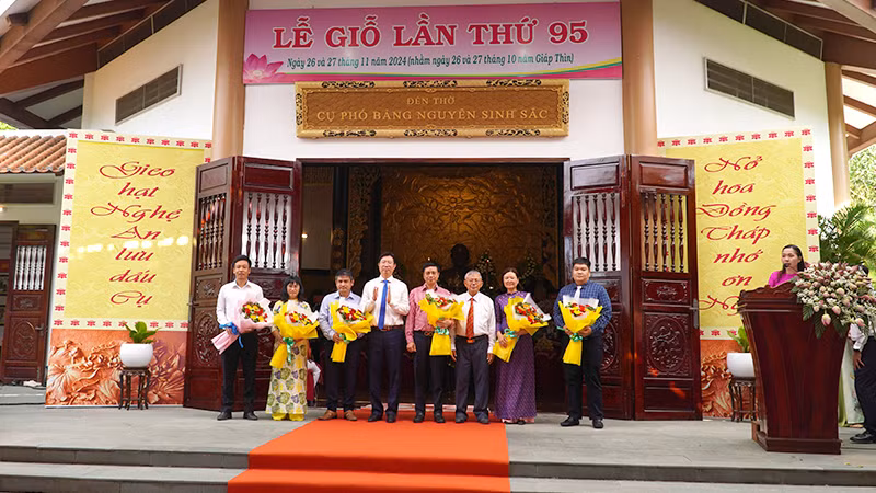 Lãnh đạo tỉnh Đồng Tháp tặng hoa cho các tổ chức, doanh nghiệp, cá nhân đã đồng hành, ủng hộ Quỹ Khuyến học Nguyễn Sinh Sắc. (Ảnh: HỮU NGHĨA)