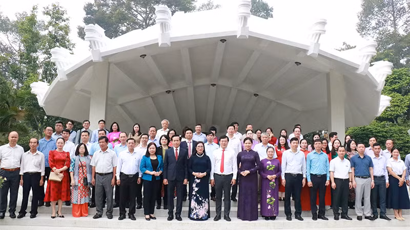 Các đại biểu chụp ảnh lưu niệm tại Khu di tích Nguyễn Sinh Sắc.