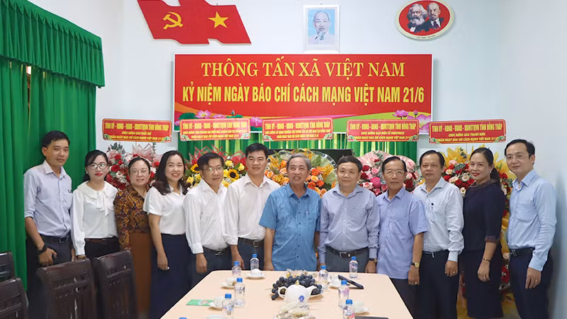 Phó Bí thư Thường trực Tỉnh ủy, Chủ tịch Hội đồng nhân dân tỉnh Đồng Tháp Phan Văn Thắng thăm, chúc mừng Văn phòng Đại diện Báo Nhân Dân tại Đồng Tháp và các cơ quan báo chí thường trú tại Đồng Tháp. Phó Bí thư Thường trực Tỉnh ủy, Chủ tịch Hội đồng nhân dân tỉnh Đồng Tháp Phan Văn Thắng thăm, chúc mừng Văn phòng Đại diện Báo Nhân Dân tại Đồng Tháp và các cơ quan báo chí thường trú tại Đồng Tháp.