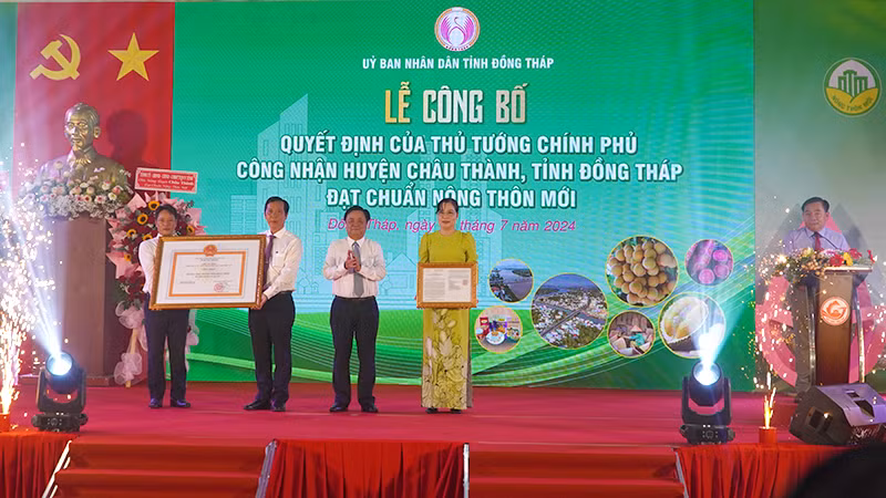 Lãnh đạo huyện Châu Thành đón nhận Bằng công nhận đạt chuẩn nông thôn mới. (Ảnh: HỮU NGHĨA)