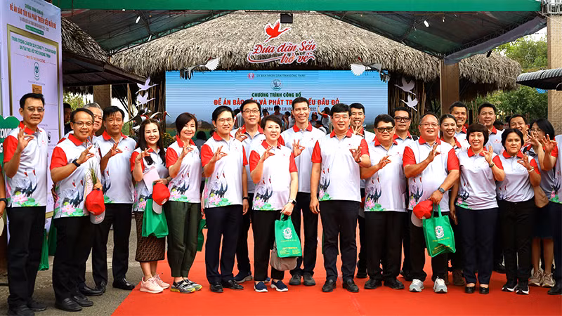 Ủy viên Trung ương Đảng, Bí thư Tỉnh ủy Đồng Tháp Lê Quốc Phong chụp ảnh cùng đại biểu tại chương trình công bố đề án.
