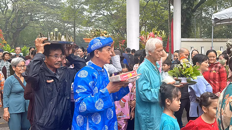 Khách thập phương đến tham quan và cúng viếng tại lễ giỗ hai vị anh hùng dân tộc Thiên Hộ Dương và Đốc Binh Kiều.