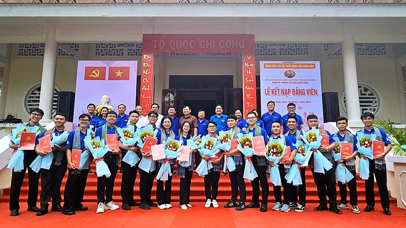 Lễ kết nạp Đảng viên mới là sinh viên tình nguyện "Mùa hè xanh" Trường đại học Bách khoa, Đại học Quốc gia Thành phố Hồ Chí Minh.