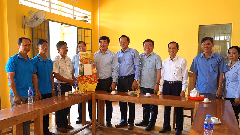 Bí thư Tỉnh ủy Đồng Tháp Lê Quốc Phong đến thăm hỏi và tặng quà Hội quán Cá chình-Lươn. (Ảnh: HỮU NGHĨA)