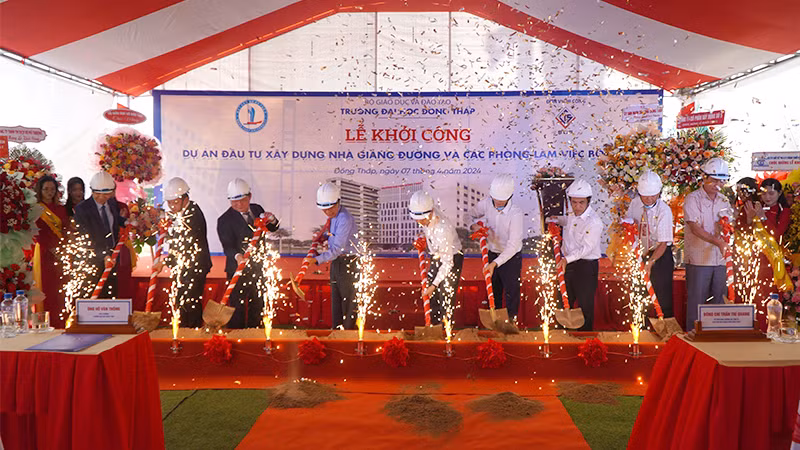 Nghi thức khởi công dự án.
