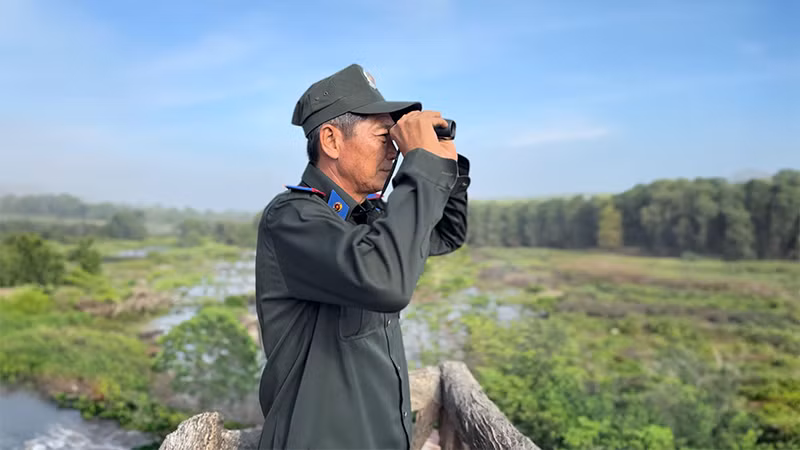 Ông Đỗ Minh Chánh luôn dõi mắt ra nơi từng có hàng nghìn cá thể sếu đến kiếm ăn.
