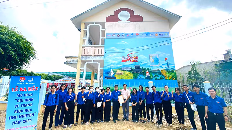 Lễ ra mắt mô hình “Đội hình vẽ tranh bích họa tình nguyện” năm 2024 tại huyện biên giới Tân Hồng.