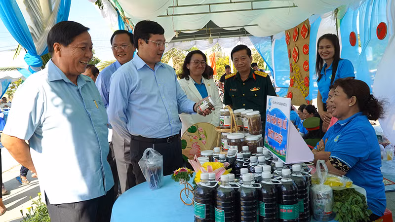 Bí thư Tỉnh ủy Đồng Tháp Lê Quốc Phong tham quan khu trưng bày giới thiệu sản phẩm khởi nghiệp của phụ nữ và đặc sản địa phương. (Ảnh: HỮU NGHĨA)