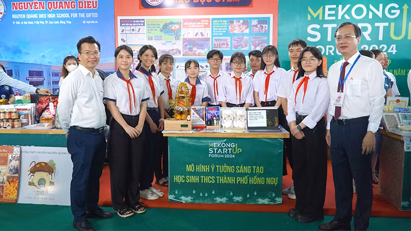 Lãnh đạo tỉnh Đồng Tháp chụp ảnh cùng học sinh tại một mô hình ý tưởng sáng tạo. (Ảnh: HỮU NGHĨA)
