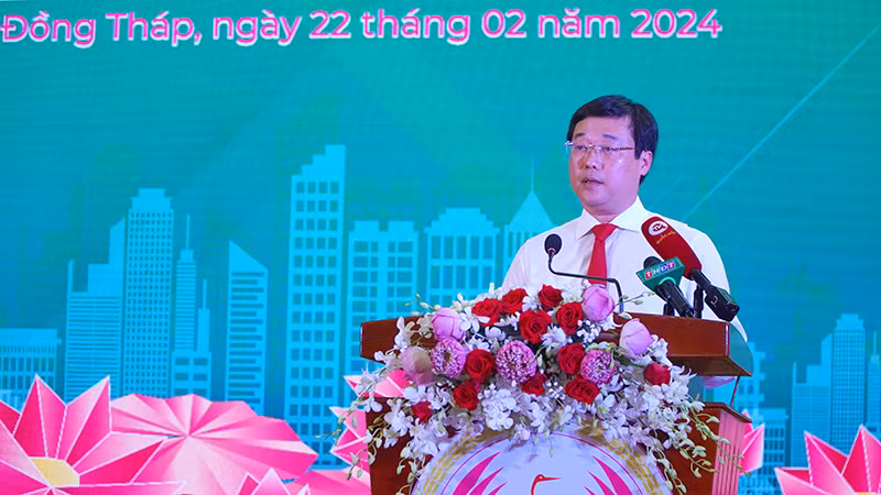 Bí thư Tỉnh ủy Đồng Tháp Lê Quốc Phong phát biểu tiếp thu ý kiến của Phó Thủ tướng Lê Minh Khái. Ảnh: HỮU NGHĨA Bí thư Tỉnh ủy Đồng Tháp Lê Quốc Phong phát biểu tiếp thu ý kiến của Phó Thủ tướng Lê Minh Khái. Ảnh: HỮU NGHĨA