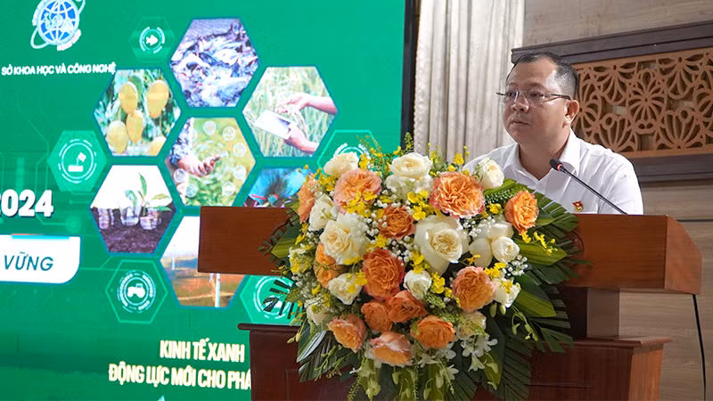 Bí thư Tỉnh đoàn Đồng Tháp Huỳnh Minh Thức thông tin về nội dung có liên quan cuộc thi Sáng kiến Mekong 2024. (Ảnh: HỮU NGHĨA)