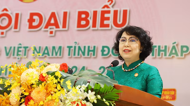 Phó Chủ tịch Ủy ban Trung ương Mặt trận Tổ quốc Việt Nam Tô Thị Bích Châu phát biểu tại đại hội. (Ảnh: HỮU NGHĨA)