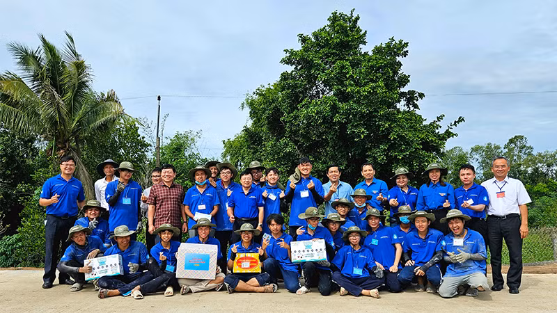 Lãnh đạo tỉnh Đồng Tháp và Thành phố Hồ Chí Minh thăm, động viên đội hình sinh viên tình nguyện Trường đại học Bách khoa.