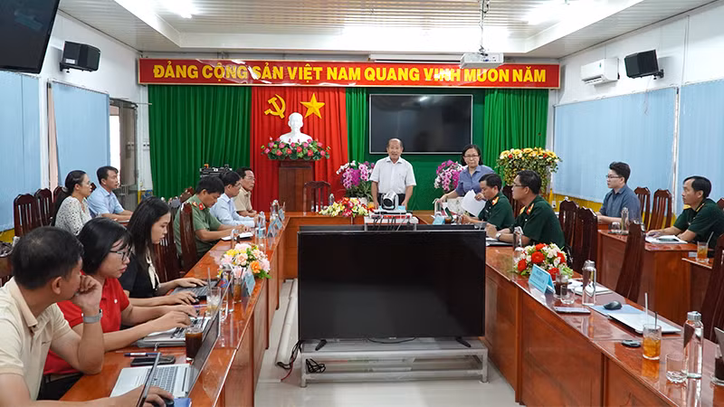Bác sĩ chuyên khoa 2 Đoàn Tấn Bửu, Giám đốc Sở Y tế tỉnh Đồng Tháp trả lời báo chí tại buổi họp báo. Ảnh: HỮU NGHĨA
