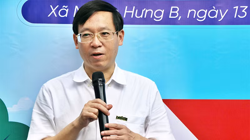 Nhà báo Nguyễn Xuân Toàn, Phó Tổng Biên tập báo Dân trí phát biểu tại buổi lễ trao nhà. Nhà báo Nguyễn Xuân Toàn, Phó Tổng Biên tập báo Dân trí phát biểu tại buổi lễ trao nhà.