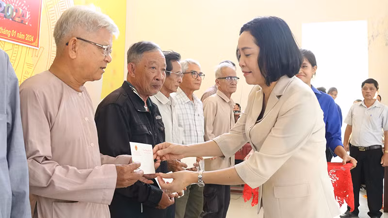 Trưởng Ban Công tác đại biểu của Quốc hội Nguyễn Thị Thanh trao quà Tết tặng bà con có hoàn cảnh khó khăn tại Đồng Tháp.