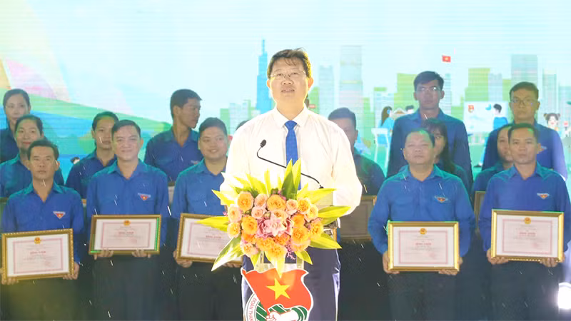 Phó Chủ tịch Ủy ban nhân dân tỉnh Đồng Tháp Huỳnh Minh Tuấn phát biểu tại lễ kỷ niệm.