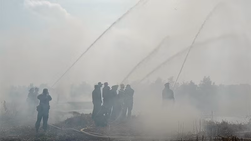 Chữa cháy thời điểm đám cháy lan, khói nghi ngút. Chữa cháy thời điểm đám cháy lan, khói nghi ngút.