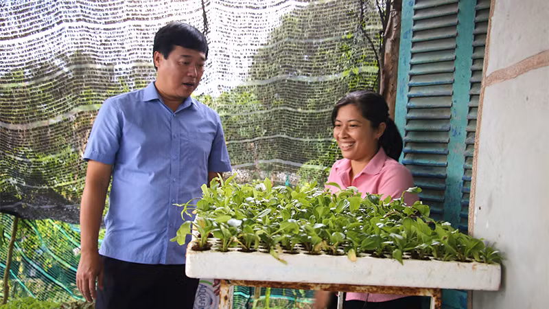 Bí thư Tỉnh ủy Đồng Tháp Lê Quốc Phong thăm Hợp tác xã hoa kiểng Tân Quy Đông.