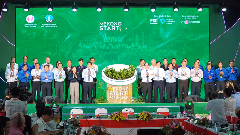 Các đại biểu thực hiện nghi thức lễ ra mắt Mạng lưới Chuyển đổi xanh Mekong. (Ảnh: HỮU NGHĨA)