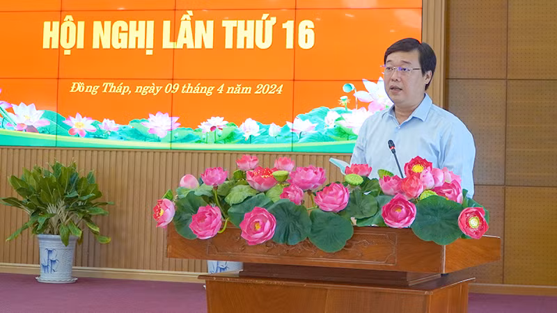 Ủy viên Trung ương Đảng, Bí thư Tỉnh ủy Đồng Tháp Lê Quốc Phong phát biểu chỉ đạo tại hội nghị. (Ảnh: HỮU NGHĨA) Ủy viên Trung ương Đảng, Bí thư Tỉnh ủy Đồng Tháp Lê Quốc Phong phát biểu chỉ đạo tại hội nghị. (Ảnh: HỮU NGHĨA)