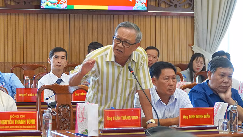 Đại biểu phát biểu tại buổi họp mặt. Ảnh: HỮU NGHĨA