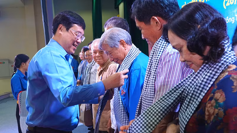 Ủy viên Trung ương Đảng, Bí thư Tỉnh ủy Đồng Tháp Lê Quốc Phong trao quà cho các cựu cán bộ đoàn tỉnh Đồng Tháp qua các thời kỳ. (Ảnh: HỮU NGHĨA)