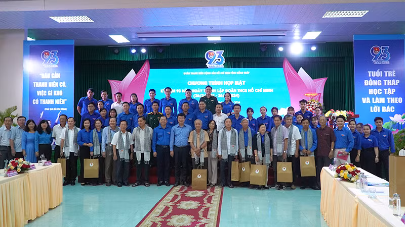 Các đại biểu chụp ảnh lưu niệm. Ảnh: HỮU NGHĨA