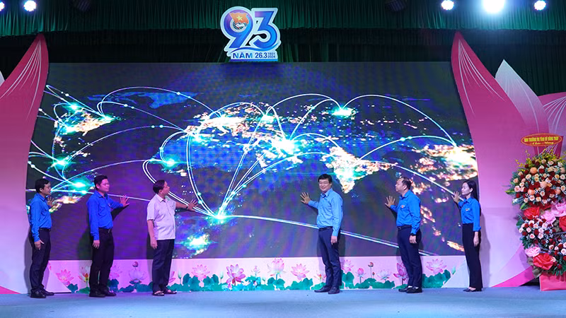 Dịp này, đại biểu ấn nút công bố Bản đồ số tình nguyện của Tuổi trẻ Đất sen hồng. (Ảnh: HỮU NGHĨA)