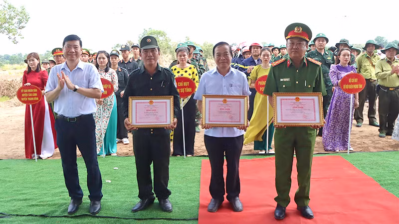 Chủ tịch Ủy ban nhân dân tỉnh Đồng Tháp Phạm Thiện Nghĩa tặng Bằng khen cho 3 tập thể. Chủ tịch Ủy ban nhân dân tỉnh Đồng Tháp Phạm Thiện Nghĩa tặng Bằng khen cho 3 tập thể.