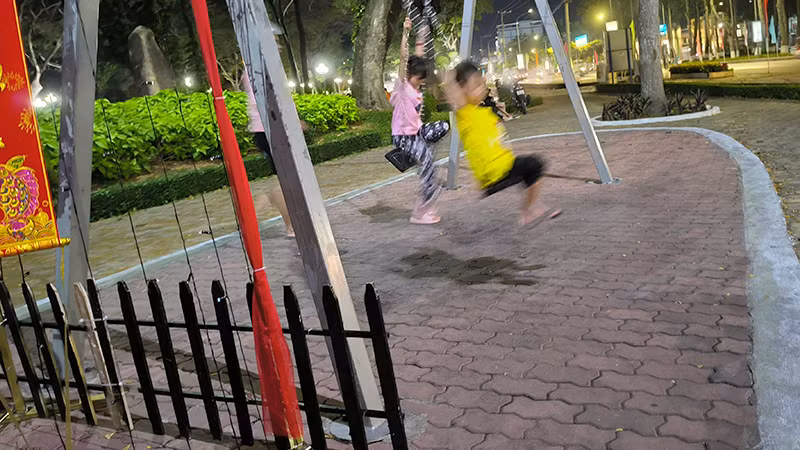 Phụ huynh cũng bất an khi các tiểu cảnh có hàng rào làm bằng những thanh gỗ có đầu nhọn.