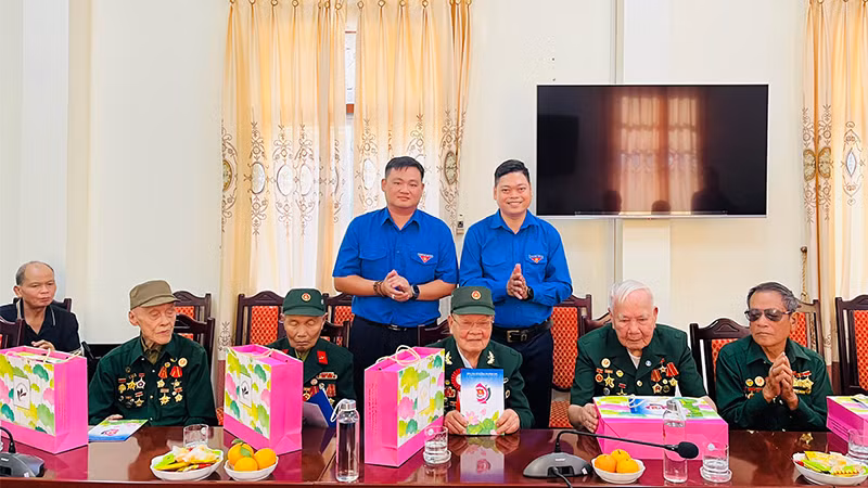 Phó Bí thư Tỉnh đoàn Đồng Tháp Lê Hoàng Quyết (bên phải) trao tặng quà cho các cựu quân nhân tỉnh Điện Biên.