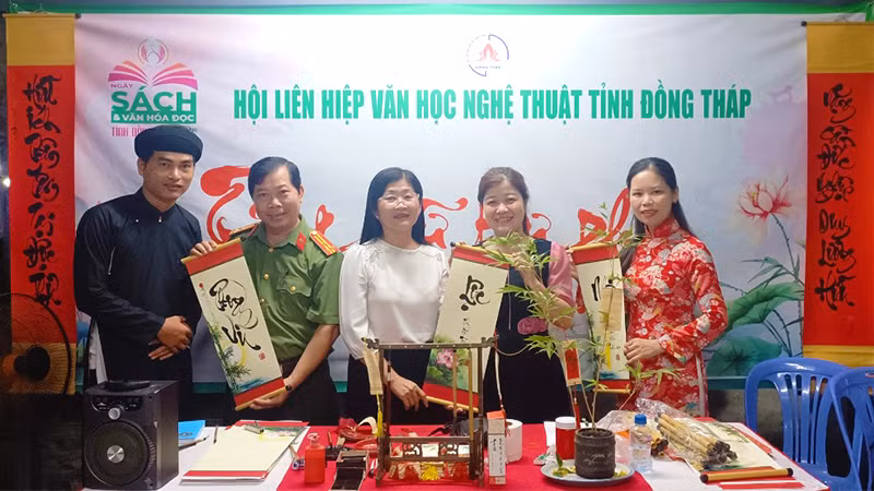 Hoạt động tặng chữ thư pháp cho khách tham quan nhân Ngày sách và văn hóa đọc tỉnh Đồng Tháp lần thứ 3 năm 2024. Hoạt động tặng chữ thư pháp cho khách tham quan nhân Ngày sách và văn hóa đọc tỉnh Đồng Tháp lần thứ 3 năm 2024.