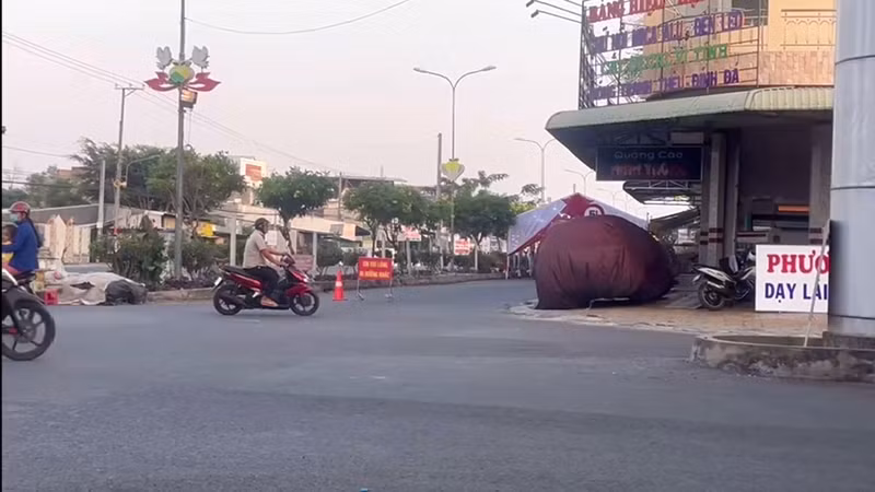 Xe đột ngột rẽ hướng khác do rạp che bít đường đi. (Ảnh cắt từ Clip). Ảnh: HỮU NGHĨA Xe đột ngột rẽ hướng khác do rạp che bít đường đi. (Ảnh cắt từ Clip). Ảnh: HỮU NGHĨA