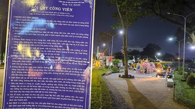 Bảng nội quy công viên quy định cụ thể về việc không tự tiện chiếm dụng, di chuyển, sửa chữa.
