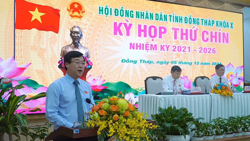 Ủy viên Trung ương Đảng, Bí thư Tỉnh ủy Đồng Tháp Lê Quốc Phong phát biểu tại kỳ họp. (Ảnh: HỮU NGHĨA)