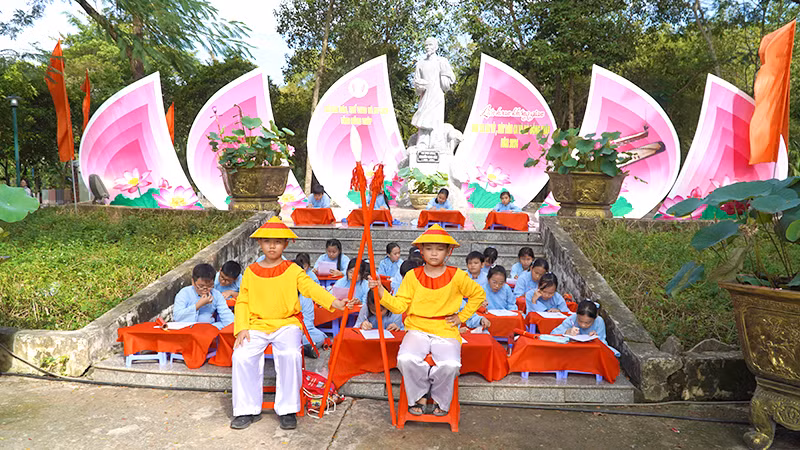 Tái hiện thi trạng nguyên tại Lễ giỗ Cụ Phó bảng Nguyễn Sinh Sắc. (Ảnh: HỮU NGHĨA)