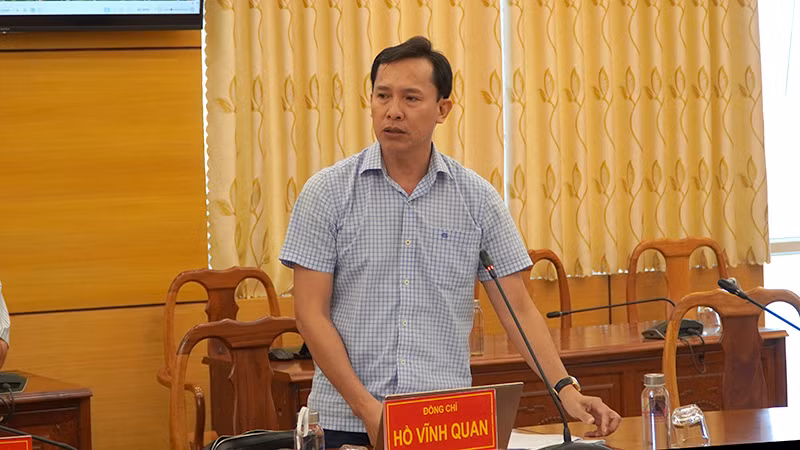 Lãnh đạo Ban Quản lý dự án đầu tư xây dựng công trình giao thông tỉnh Đồng Tháp phát biểu tại buổi làm việc. (Ảnh: HỮU NGHĨA) Lãnh đạo Ban Quản lý dự án đầu tư xây dựng công trình giao thông tỉnh Đồng Tháp phát biểu tại buổi làm việc. (Ảnh: HỮU NGHĨA)