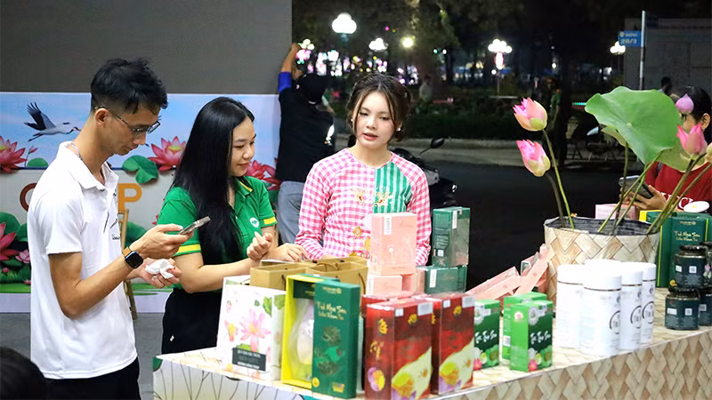 Lễ hội sen Đồng Tháp lần hai có nhiều hoạt động hấp dẫn. Lễ hội sen Đồng Tháp lần hai có nhiều hoạt động hấp dẫn.