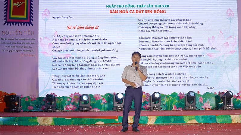Tác giả Nguyễn Giang San trình bày bài thơ “Đi về phía tháng tư”. Ảnh: HỮU NGHĨA Tác giả Nguyễn Giang San trình bày bài thơ “Đi về phía tháng tư”. Ảnh: HỮU NGHĨA