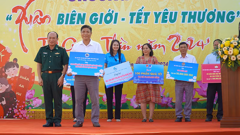 Bộ Chỉ huy Bộ đội Biên phòng tỉnh Đồng Tháp trao tặng 100 phần quà của Chương trình “Xuân biên phòng - Ấm lòng dân bản” cho người dân có hoàn cảnh khó khăn ở khu vực biên giới. (Ảnh: HỮU NGHĨA)