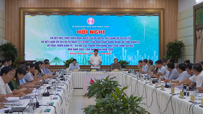Ủy viên Trung ương Đảng, Bí thư Tỉnh ủy Đồng Tháp Lê Quốc Phong phát biểu tại hội nghị. (Ảnh: HỮU NGHĨA)
